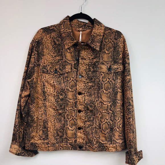 🎉HP🎉 Free People NWT Snake print Trucker denim Jacket. Sz. M - Picture 6 of 9